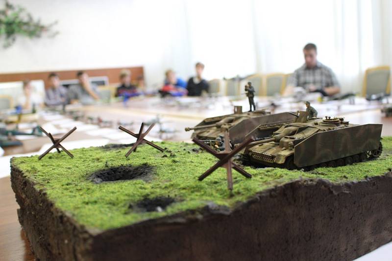 Mladí modeláři na hradišťské škole v pátek 23. října sestavovali modely tanků či letadel