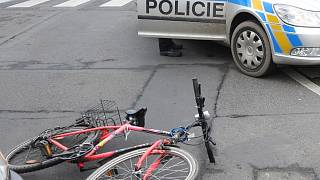 Žena upadla z kola. Policista za ní přišel s pokutou do nemocnice -  Slovácký deník