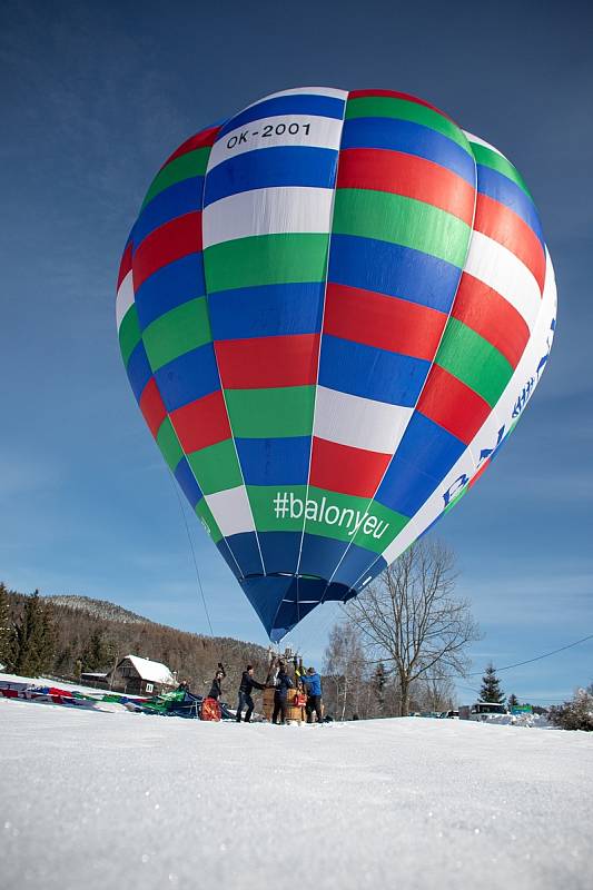 Přelet přes Lysou horu zvládl jediný ze tří balonů. Výhledy na Moravskoslezské Beskydy byly úchvatné.