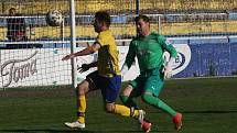 Sobotní utkání na Širůchu, kde se utkali fotbalisté domácího Starého Města (žluté dresy) s Ořechovem, skončil remízou 2:2.