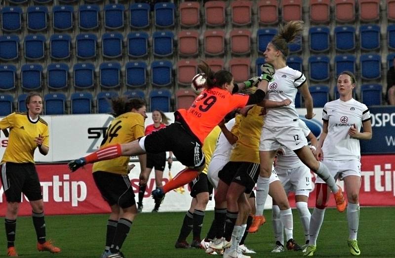 Fotbalistky Slovácka (v bílých dresech) na Městském stadionu Miroslava Valenty zdolaly Horní Heršpice 2:1.