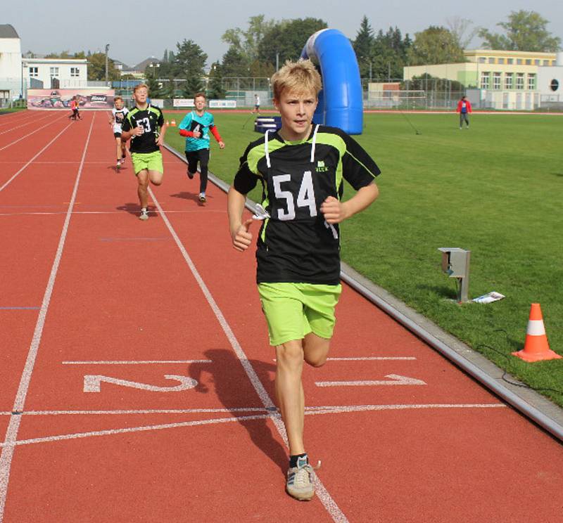 Závodníci z patnácti škol z celého okresu se na atletické stadionu v Uherském Hradišti utkali na 16. ročníku atletického čtyřboje „O pohár starosty města Uherské Hradiště.