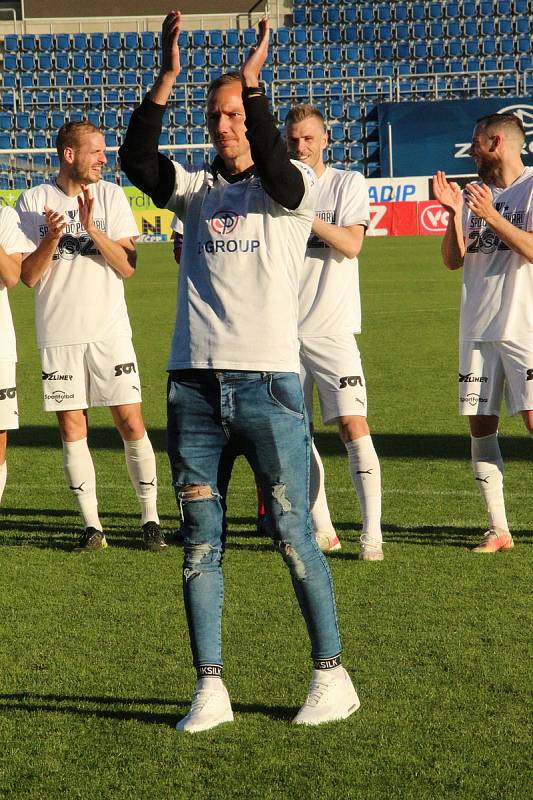 Fotbalisté Slovácka zakončili famózní sezonu výhrou nad Zlínem, triumf v derby si vychutnali i s fanoušky.