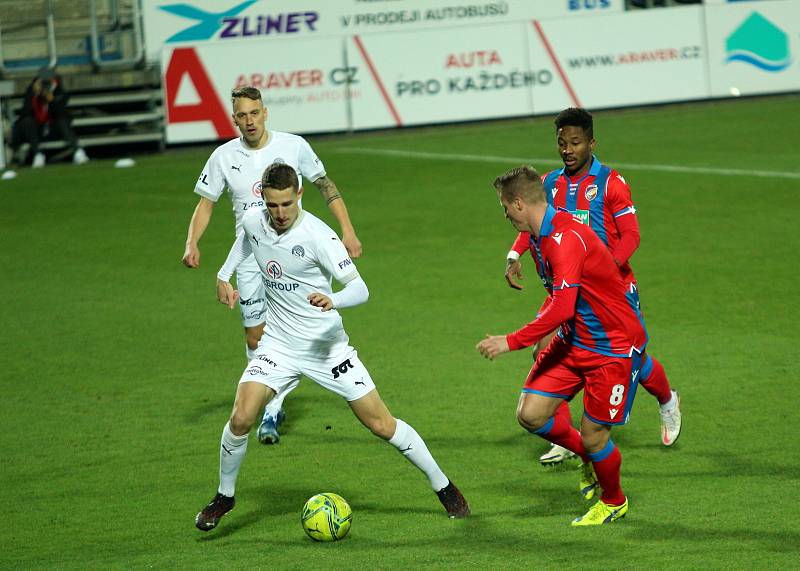 Fotbalisté Slovácka (v bílých dresech) po dvou porážkách hostili trápící se Plzeň.