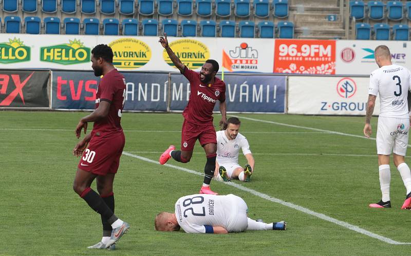 Fotbalisté Slovácka (v bílých dresech) v posledním zápase základní části FORTUNA:LIGY prohráli se Spartou 0:2