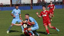 Fotbalisté Slovácka B (modré dresy) v 10. kole MSFL deklasovali Velké Meziříčí 6:1.