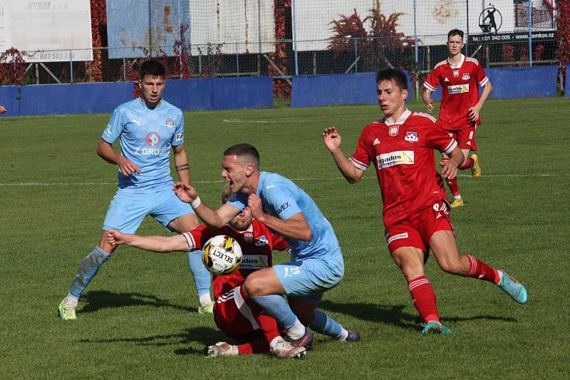 Fotbalisté Slovácka B (modré dresy) v 10. kole MSFL deklasovali Velké Meziříčí 6:1.