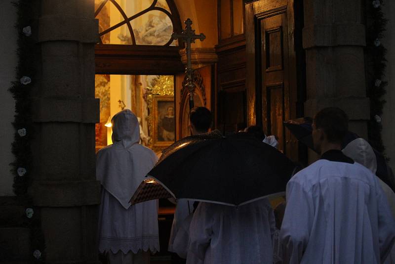Uherskobrodskou Růžencovou pouť ozdobil i letos průvod se svícemi od farního do klášterního kostela.