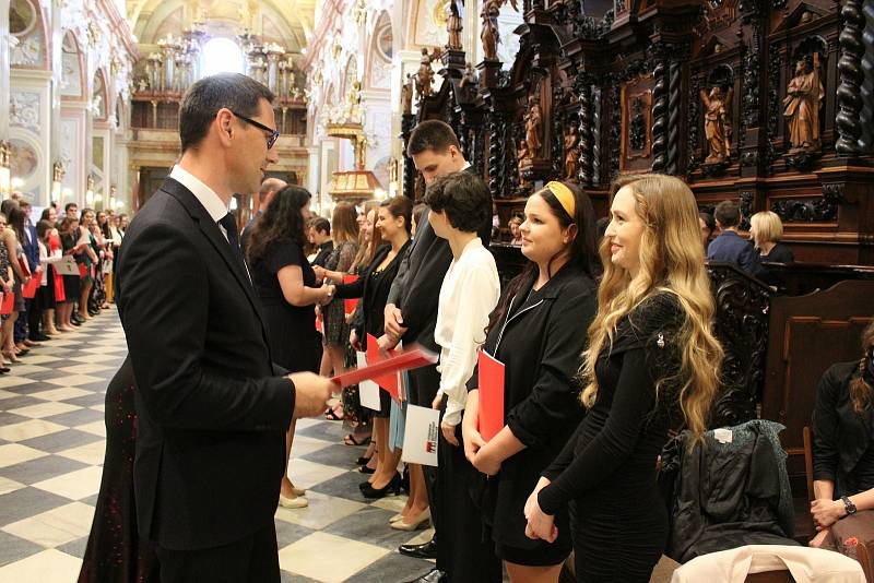 Slavnostní závěr školního roku Stojanova gymnázia Velehrad a předání maturitních vysvědčení se premiérově odehrálo ve velehradské bazilice.