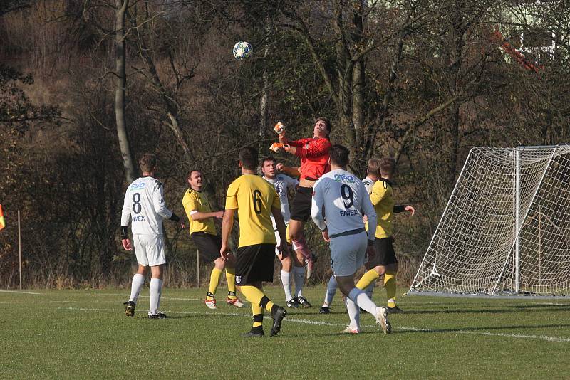 Fotbalisté Vlčnova (bílé dresy) zakončili podzimní část sezony domácí porážkou 0:4 s Topolnou.