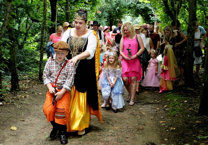 Zámecká zahrada v Buchlovicích ožila v neděli odpoledne dětmi i pohádkovými stvořeními.