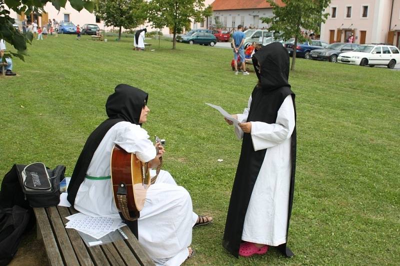 POD VĚŽEMI. Děti měly při soutěžích a hrách baziliku za zády.