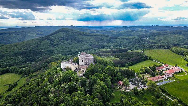 Buchlov (německy Buchlau) je královský hrad stojící na stejnojmenném kopci v Chřibech nad Buchlovicemi.