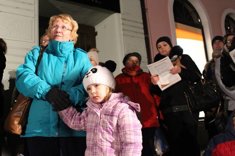 Vánoční koledy si na uherskohradišťské Masarykovo náměstí přišly zazpívat na čtyři stovky návštěvníků. 