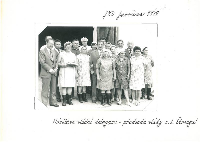 DELEGACE. Mezi zaměstnance JZD Javořina v roce 1979 zavítala vládní delegace v čele se svým předsedou Lubomírem Štrougalem (uprostřed). Tehdy ještě nikdo netušil, že jedním z hostů, kteří přicestovali ve špalíru limuzín značky Tatra 613, je také budoucí g