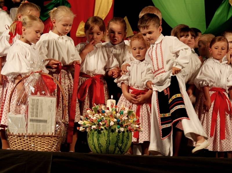 Folklorní soubory Pentlička a Pentla rozproudily svým pořadem krev v žilách 450 diváků.