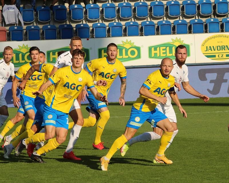 Fotbalisté Slovácko (v bílých dresech) v sobotním odpoledním zápase porazili Teplice 3:2.