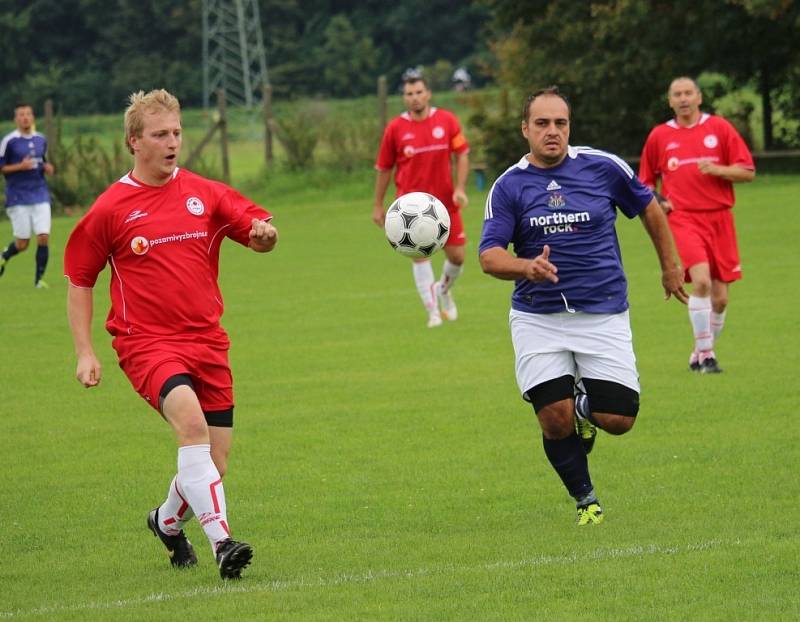 Fotbalisté Kostelan (bílé trenýrky) poprvé v sezoně vyhráli, Mistřice naopak zůstávají bez bodu poslední.