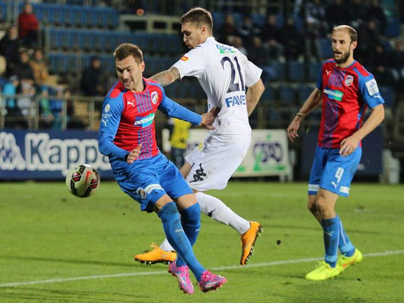 Zleva Radim Řezník, Milan Kerbr a Roman Hubník. Slovácko vs. Plzeň