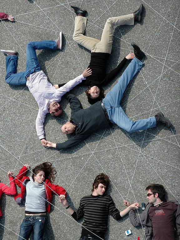 Při workshopu fotografa Miro Švolíka v bývalých uherskohradišťských kasárnách asistovali studenti Univerzity Tomáše Bati.