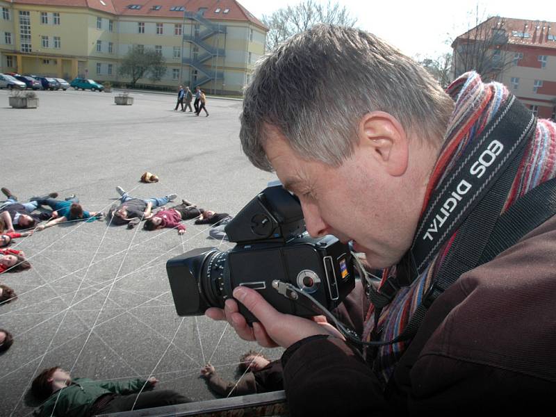 Při workshopu fotografa Miro Švolíka v bývalých uherskohradišťských kasárnách asistovali studenti Univerzity Tomáše Bati.