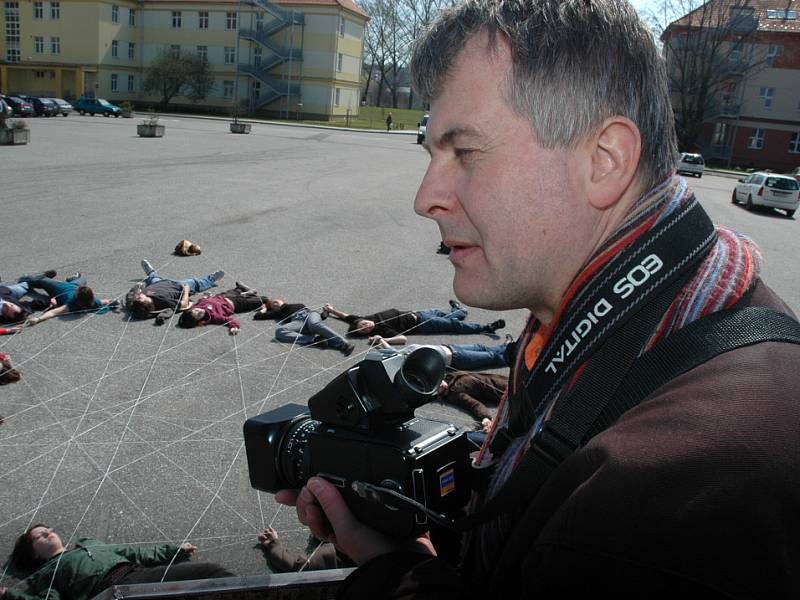 Při workshopu fotografa Miro Švolíka v bývalých uherskohradišťských kasárnách asistovali studenti Univerzity Tomáše Bati.