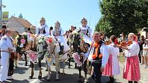 Po pěti letech projela Hlukem jízda králů. Na snímcích slavnostní průvod družiny i folklorisů městem.