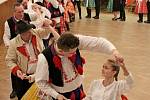 Nejen při moravské besedě vynikly v Kudlovicích pestrobarevné slavnostní lidové oděvy tanečnic a tanečníků. 