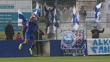 Fotbalisté Kunovic (modré dresy) v 11. kole krajské I. A třídy skupiny B i bez omluveného trenéra Chaloupky zdolali Těšnovice 2:1.