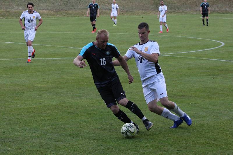 Fotbalisté vedoucích Osvětiman (tmavé dresy) v sobotu doma podlehli třetím Bojkovicím 2:4.