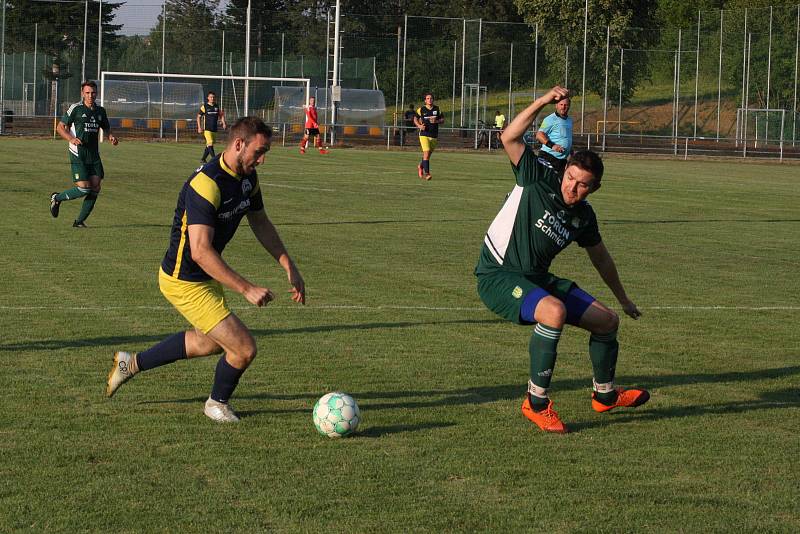 Fotbalisté Prakšic (modrožluté dresy) v I. kole krajského poháru Zlínska podlehli favorizované Nivnici 0:3.