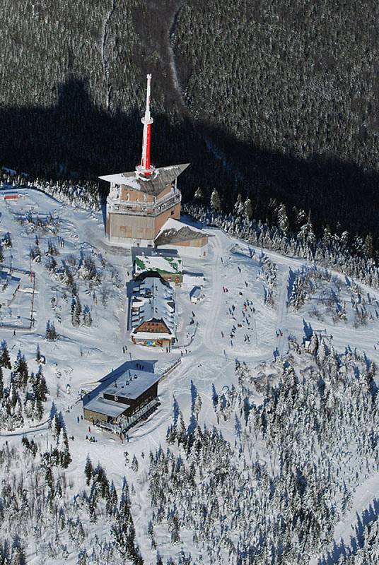 Přelet přes Lysou horu zvládl jediný ze tří balonů. Výhledy na Moravskoslezské Beskydy byly úchvatné.