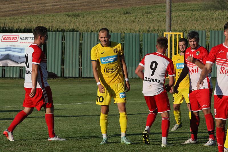 Fotbalisté Strání (žluté dresy) ve 2. kole krajského poháru zvítězili na hřišti sousedního Slavkova hladce 6:0.