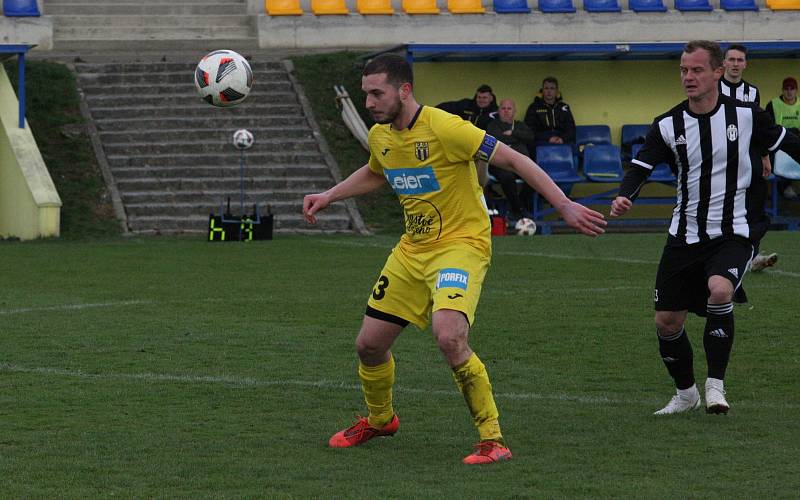 Fotbalisté Strání (žluté dresy) v sobotním souboji nejhorších týmů divize E doma prohráli s Holešovem 1:2.