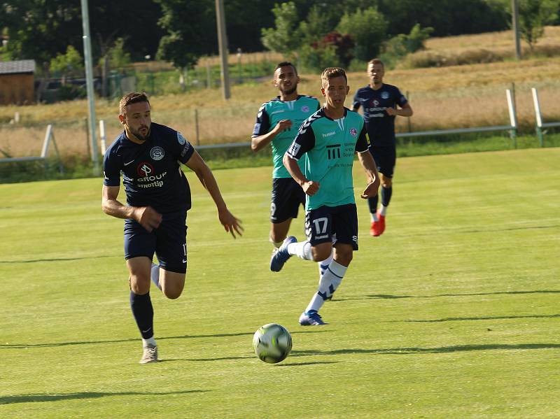 Fotbalisté Slovácka (modré dresy) v předposledním přípravném zápase podlehli na hřišti Strání slovenské Senici 1:2.