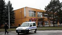 Policejní zásah po střelbě v restauraci Družba (na snímku v pozadí) v Uherském Brodě.