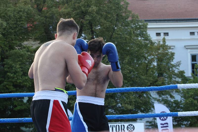 Začátek Slováckého léta zpestřil exhibiční boxerský zápas mistra světa Lukáše Konečného s Ondřejem Chudobou i souboje členů Gym-k.o. boxing team.