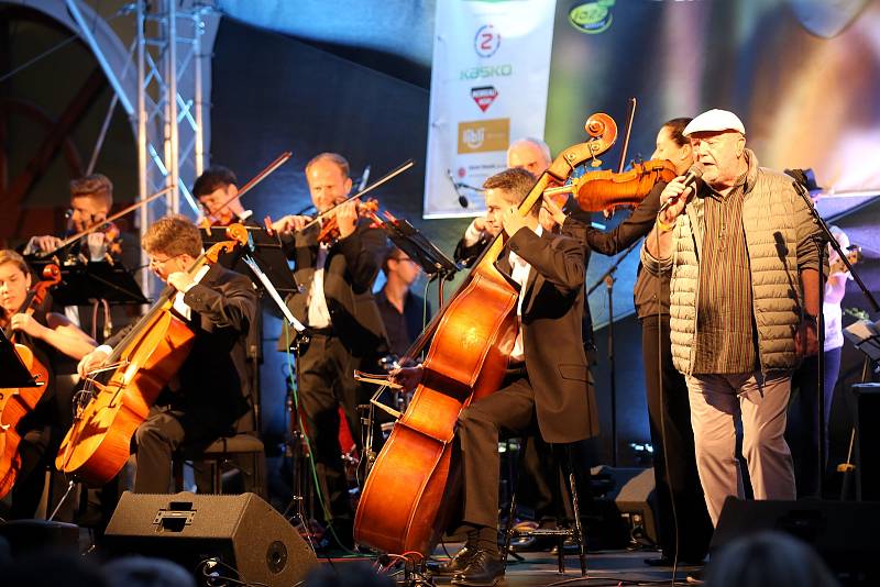 CZ&SK Hello Jazz Weekend 2019 na kolejním nádvoří v Uherském Hradišti.Slovácký komorní orchestr a Peter Lipa.