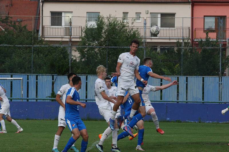 Fotbalisté Slovácka B (bílé dresy) v páteční předehrávce 32. kola MSFL remizovali na hřišti v Kunovicích s juniorkou Ostravy 2:2.