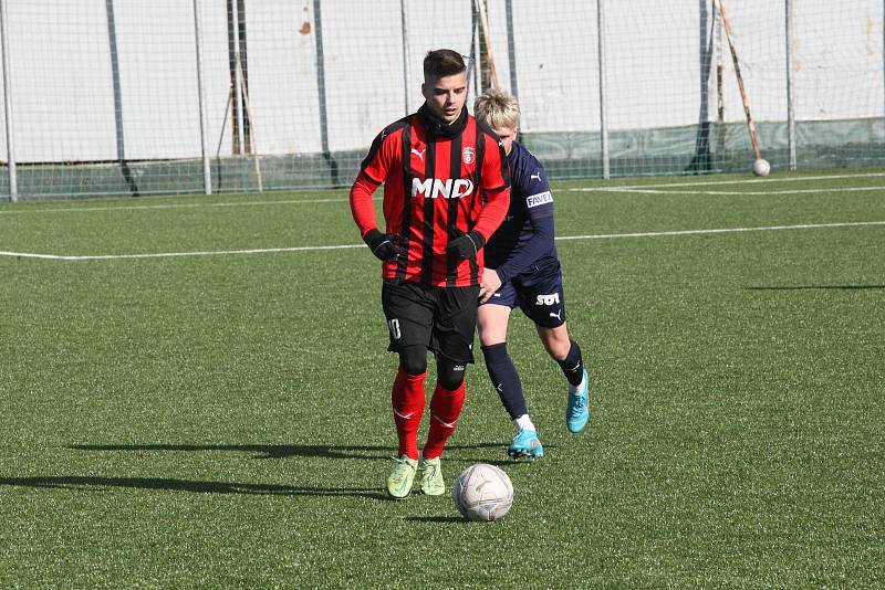 Fotbalisté Slovácka B (modré dresy) v přípravném zápase porazili divizní Hodonín 2:0. Oba góly vstřelil Pavel Juroška.