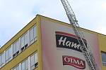 Hasičské cvičení: evakuace osob ze střechy budovy Hamé pomocí požární plošiny v Uherském Hradišti