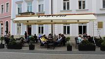 Uherskohradišťský bar LaRosco v centru města otevřel předzahrádku po koronavirové přestávce v pondělí 11. května ráno a hned měl plno.