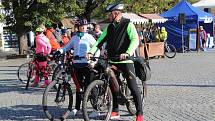 Příznivci cyklistiky a vína se 9. října dopoledne vydali z Masarykova náměstí v Uherském Hradišti do okolí v rámci tradiční akce s názvem Na kole vinohrady Uherskohradišťska. 