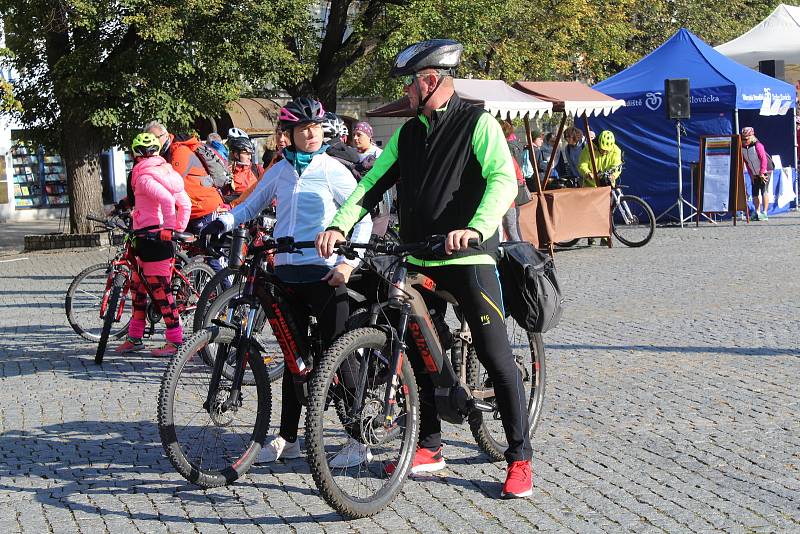 Příznivci cyklistiky a vína se 9. října dopoledne vydali z Masarykova náměstí v Uherském Hradišti do okolí v rámci tradiční akce s názvem Na kole vinohrady Uherskohradišťska. 