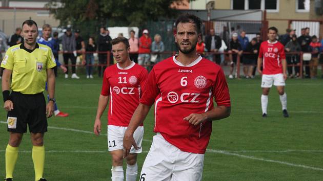 Fotbalisté Uherského Brodu (červené dresy) prohráli v Blansku 1:2. 