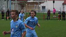 Fotbalisté Uherského Brodu (červené dresy) v 9. kole MSFL remizovali se Slováckem B 0:0.