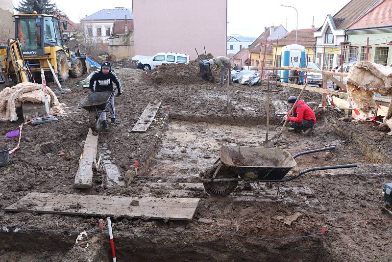 Nedaleko Masarykova náměstí v Uherském Brodě se archeologům podařil významný nález gotických a renesančních kachlů zobrazující šaška, růži či rytíře na koni.FOTO: Archaia Brno