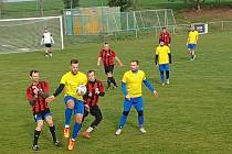 Fotbalisté Zlechova (červenočerné dresy) na domácím hřišti porazili Strážnici 4:2.