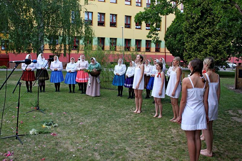 Drmolice z Polešovic s babkou kořenářkou přišly dívkám i ženám na pomoc, když na ně přijde toužení jako velká moc.