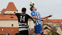 Fotbalisté Hluku (v černobílých dresech) prohráli v úvodním zápase nové sezony I. A třídy skupiny B s Újezdcem 1:2.